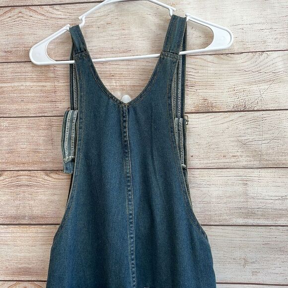 DISTRESSED LIGHTWEIGHT DENIM OVERALLS IN BLUE - Picture 9 of 10